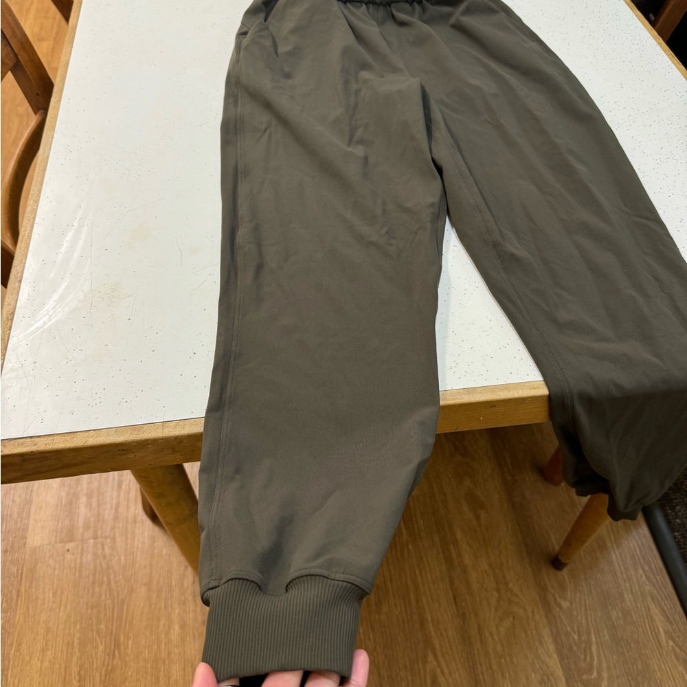 Lululemon joggers size 4
